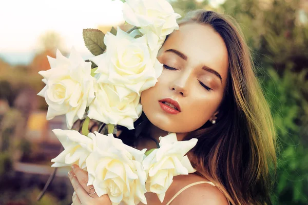 Hermoso Retrato Una Chica Con Rosas Blancas Chica Sostiene Ramo —  Fotos de Stock