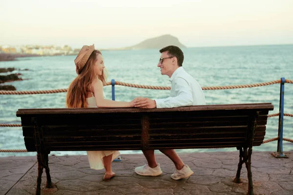 Couple Sitting Background Ocean Communicating Concept Rest Vacation Travel Honeymoon — 스톡 사진