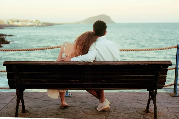 Das Paar Sitzt Auf Dem Meeresgrund Umarmt Sich Das Mädchen — Stockfoto