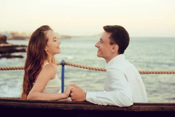 Casal Está Sentado Fundo Oceano Comunicando Conceito Descanso Férias Viagens — Fotografia de Stock