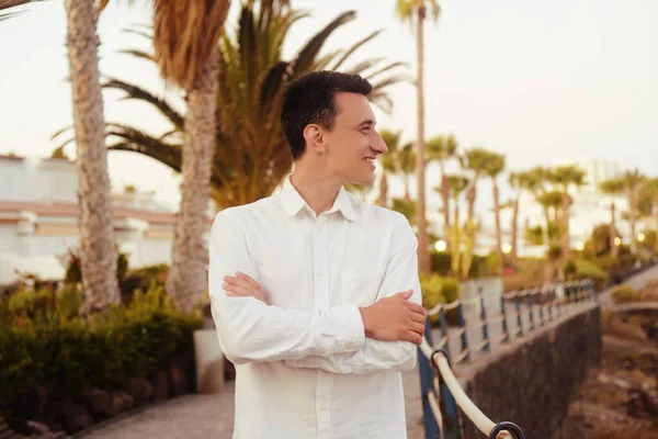 Uomo Cammina Lungo Spiaggia Sera Palme Uomo Una Città Tropicale — Foto Stock