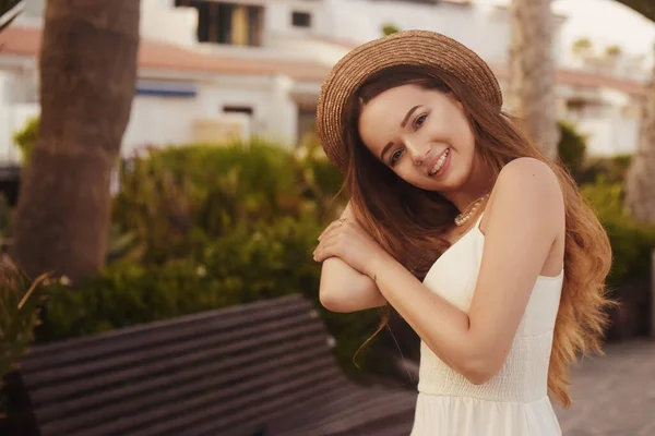 Hermosa Chica Con Pelo Largo Vestido Blanco Sombrero Ríe Sonríe — Foto de Stock