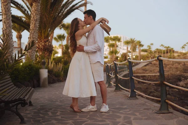 Een Paar Wandelingen Langs Kust Bij Oceaan Een Achtergrond Van — Stockfoto