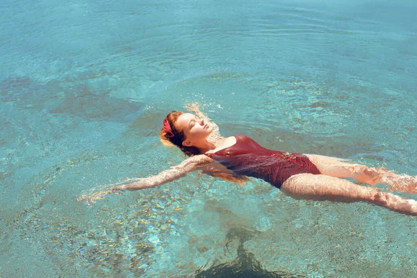 Bonne Fille Nage Dans Piscine Vue Dessus Une Fille Dans — Photo