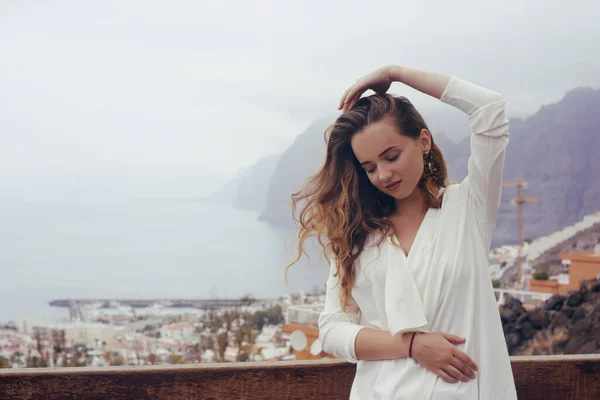 Dağların Şehrin Arka Planında Bir Kadın Kız Tenerife Seyahat Ediyor — Stok fotoğraf