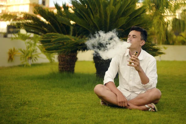 Hombre Vapor Vacaciones Bajo Una Palmera Descanso Fumar Nicotina Placer — Foto de Stock