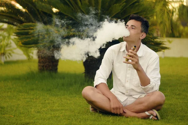 Homem Vape Férias Debaixo Uma Palmeira Descanso Fumo Nicotina Prazer — Fotografia de Stock