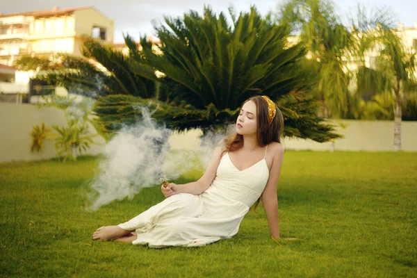 Ořechová Žena Dovolené Pod Palmou Odpočinek Kouření Nikotin Potěšení Nebezpečí — Stock fotografie