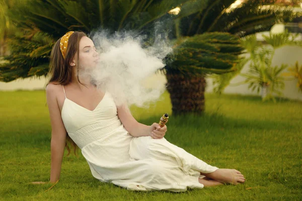 Una Donna Vaporizzata Vacanza Sotto Una Palma Riposo Fumo Nico Immagini Stock Royalty Free