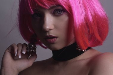 Pembe saçlı parlak bir kızın üzerinde muhteşem bir Fransız manikürü. Güzel elleri ve uzun tırnakları olan bir mankenin moda fotoğrafı. Profesyonel pembe makyajlı bir kız..