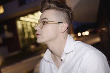 Geceleri gözlüklü bir adam. Moda adamı her gece fotoğraf çekiyor. Adam geceleri sokakta çok eğleniyor. Temsilciler. Gecenin bir yarısı evin yakınında bir kız arkadaş bekleyen bir genç. Beyaz gömlekli şık bir adamın fotoğrafı..