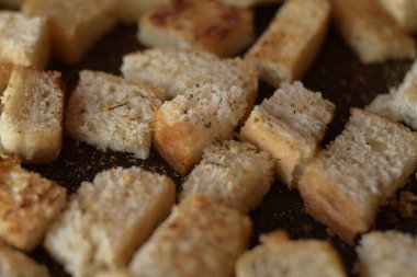 Tavada Rusks. Ev yapımı kızarmış ekmek, kızarmış ekmek. Tuz, biber, baharat, çıtır salata..
