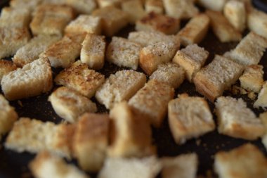 Tavada Rusks. Ev yapımı kızarmış ekmek, kızarmış ekmek. Tuz, biber, baharat, çıtır salata..