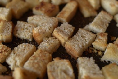 Tavada Rusks. Ev yapımı kızarmış ekmek, kızarmış ekmek. Tuz, biber, baharat, çıtır salata..