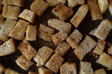 Tavada Rusks. Ev yapımı kızarmış ekmek, kızarmış ekmek. Tuz, biber, baharat, çıtır salata..