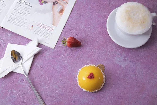 Foto Des Frühstücks Auf Rosa Hintergrund Latte Kaffee Und Ein — Stockfoto