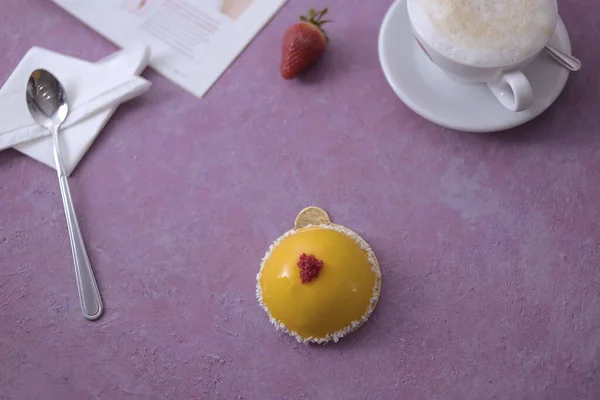 ピンクの背景に朝食の写真 ラテコーヒーとココナッツのシックな黄色のデザート デザートスプーン エレガントな食品のレイアウト 食事やお菓子 — ストック写真