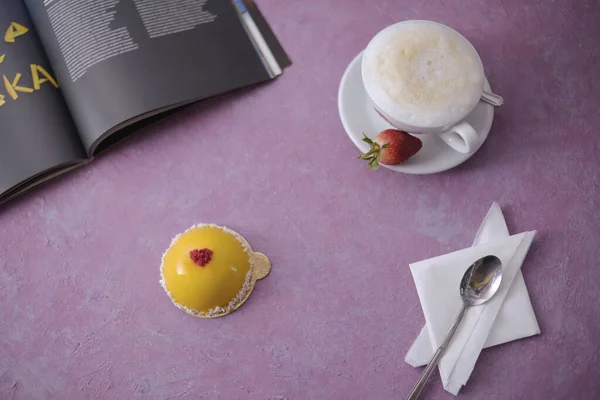 Foto Des Frühstücks Auf Rosa Hintergrund Latte Kaffee Und Ein — Stockfoto