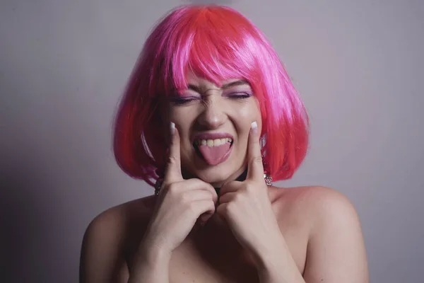 Egy Ragyogó Rózsaszín Hajú Lány Örül Megőrül Szórakozik Grimaszol Pozitív — Stock Fotó