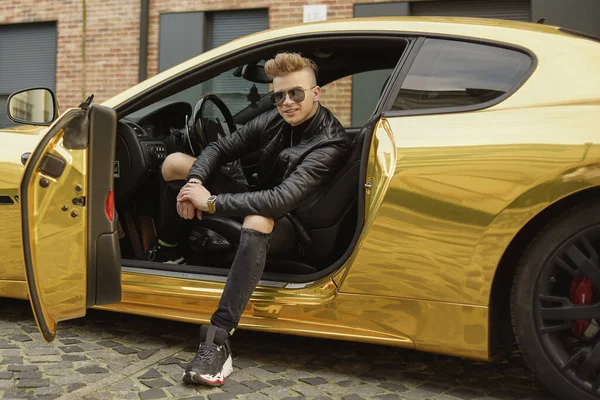 Biznesmen Siedzi Złotym Samochodzie Mężczyzna Jedzie Aucie Kierowca Elegancki Facet — Zdjęcie stockowe