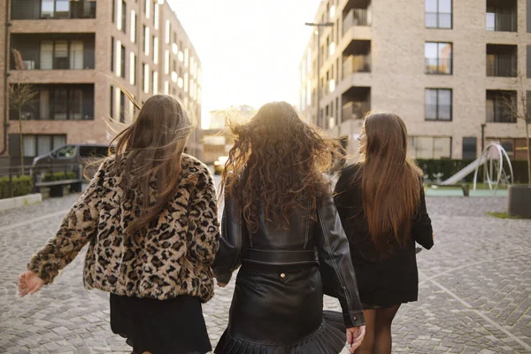 Drei Mädchen Gehen Sommer Spazieren Mädchen Gehen Spazieren Abends Bei — Stockfoto
