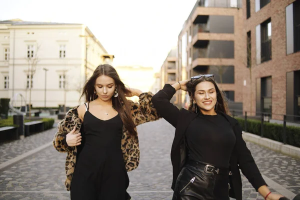 Zwei Freundinnen Laufen Durch Die Stadt Gehen Auf Eine Party — Stockfoto