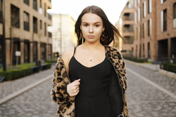 Gorgeous Girl Walks City Brunette Long Hair Black Dress Leopard — Stock Photo, Image