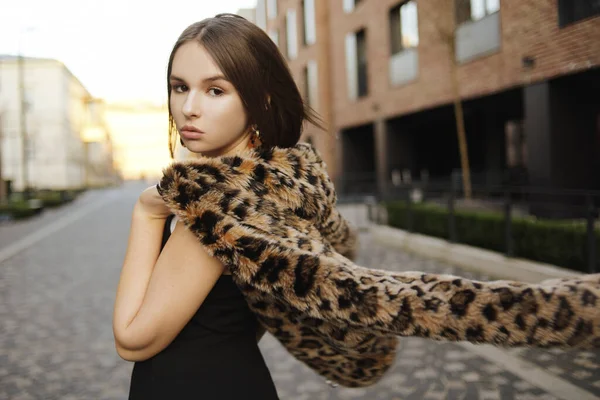 Splendida Ragazza Cammina Città Bruna Con Capelli Lunghi Abito Nero — Foto Stock