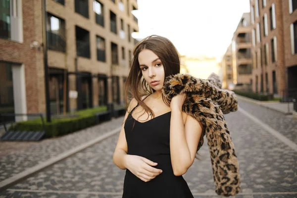 Gorgeous Girl Walks City Brunette Long Hair Black Dress Leopard — Stock Photo, Image