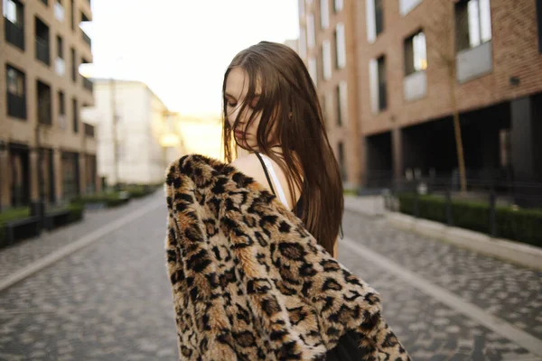 Красавица Гуляет Городу Брюнетка Длинными Волосами Черном Платье Плаще Леопарда — стоковое фото