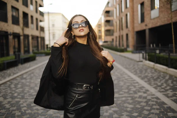 Göz Kamaştırıcı Kız Şehirde Dolaşıyor Esmer Uzun Saçlı Siyah Elbiseli — Stok fotoğraf