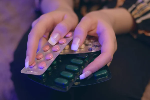 Flickan Håller Piller Händerna Kvinnliga Händer Håller Många Piller Händerna — Stockfoto