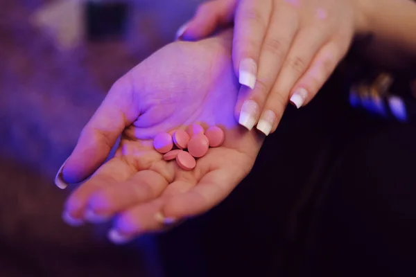 Mädchen Hält Tabletten Den Händen Weibliche Hände Halten Viele Pillen — Stockfoto