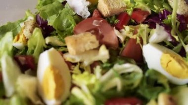 Salata, domates, biber, kızarmış ekmek, tuz. Sağlıklı yemekler, ev yemekleri. Kız kendisi için akşam yemeği hazırlıyor. Evde sağlıklı salata var. Yumurtalı güzel bir salata..