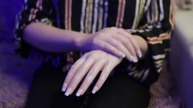 Kızın kötü bir kremi var, reklam karşıtı. Kız kremalı süt gösteriyor, yayılamaz. Kötü makyaj ürünleri, test edilmemiş kozmetik ürünleri.