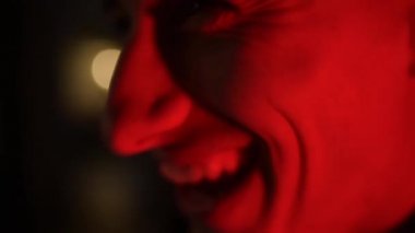 Bir adam hap alıyor. Adam kırmızı ışıkta hap yutuyor. Parti, uyuşturucu kullanan adam, ekstazi. Adam tableti ağzına koyar ve yutar, başı döner, tökezler..