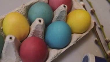 Paskalya. Yumurtaları boyayla boyarız. Foklar, çok renkli yumurtalar. Paskalya için güzel bir geçmiş. Tatil, ögeler düzeni.