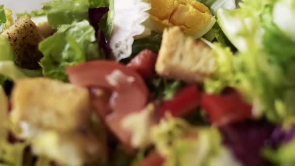 Salade Tomate Poivre Croûtons Sel Aliments Sains Cuisine Maison Fille — Video