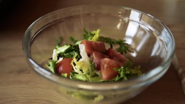 Menina Faz Salada Alface Tomate Pimenta Croutons Sal Comida Saudável — Vídeo de Stock