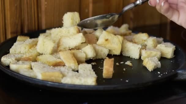 克鲁顿在家里 烤面包 平底锅里有调料的方块面包 — 图库视频影像