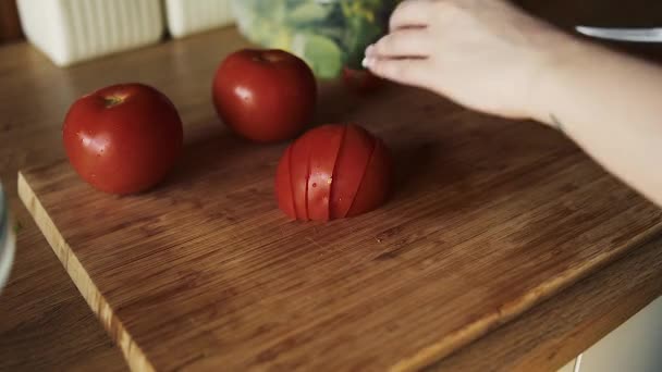 Ensalada Tomate Pimienta Croutons Sal Comida Saludable Cocina Casera Chica — Vídeo de stock