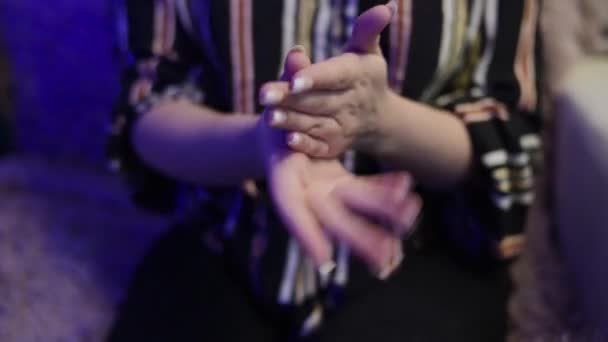 Het Meisje Desinfecteert Haar Handen Grondig Met Een Ontsmettingsmiddel Een — Stockvideo