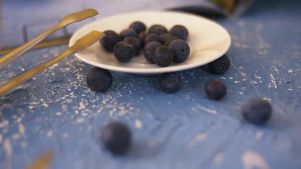 蓝莓在一个美丽的背景与甜点和咖啡 美丽的视频背景在餐厅 — 图库视频影像
