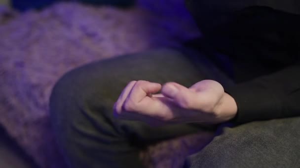 Bir Adam Ellerini Antiseptikle Iyice Dezenfekte Eder Bir Adam Eve — Stok video