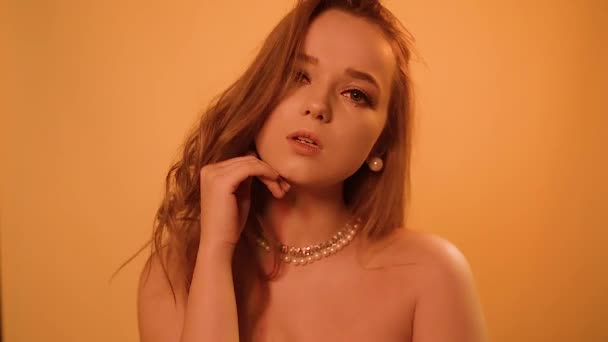 Gorgeous Fashion Girl Pearls Pearls Eyes Neck Gorgeous Girl Long — Stock Video