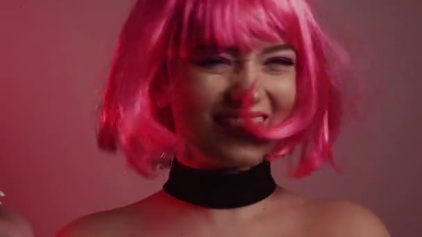 Dziewczyna Różowymi Krótkimi Włosami Model Długimi Różowymi Kolczykami Makijażem Dziewczyna — Wideo stockowe