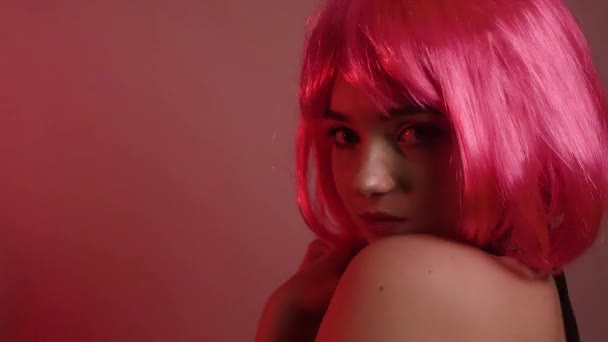 Ragazza Con Capelli Corti Rosa Modello Con Lunghi Orecchini Rosa — Video Stock