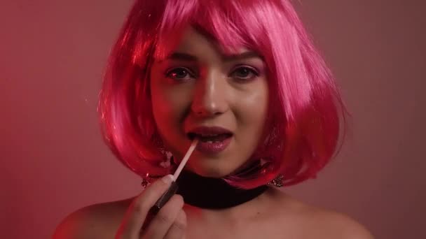 Dívka Růžovými Krátkými Vlasy Modelka Dlouhými Růžovými Náušnicemi Make Upem — Stock video