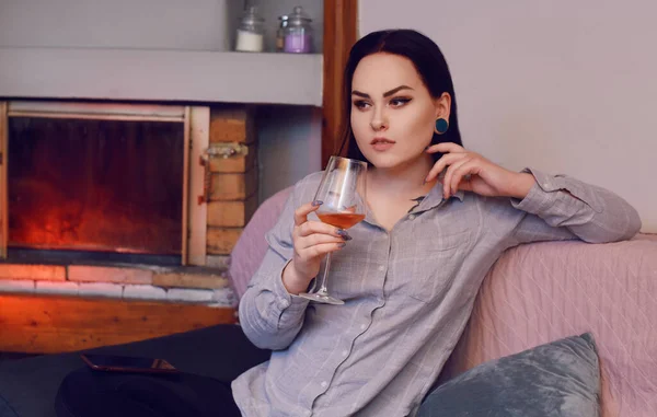 Bir Kız Evdeki Kanepede Oturur Şöminenin Arka Planında Gül Şarabı — Stok fotoğraf