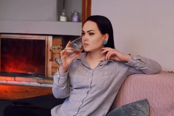 Ein Mädchen Sitzt Hause Auf Einem Sofa Und Trinkt Rosenwein — Stockfoto